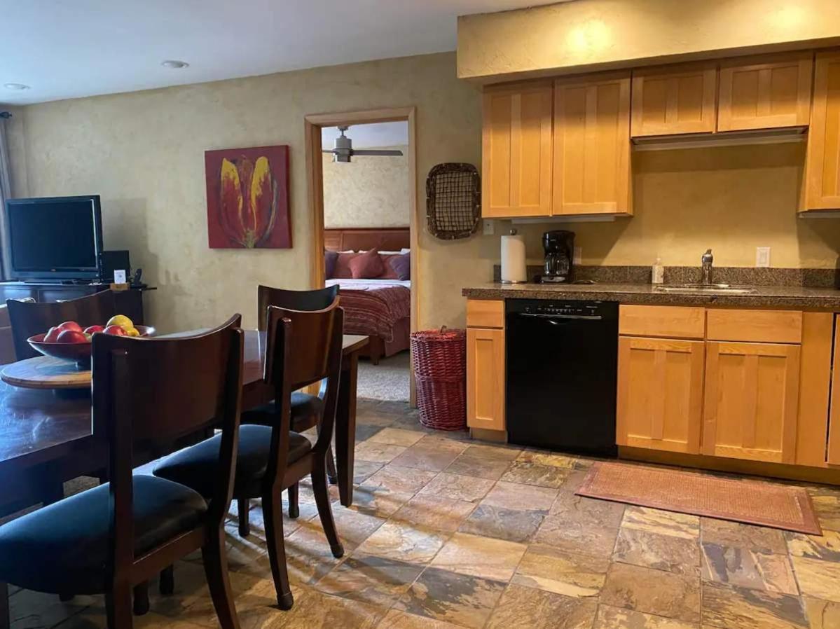 Location In The Heart Of Lions Head, Lockers, Jacuzzi And Pool Apartment