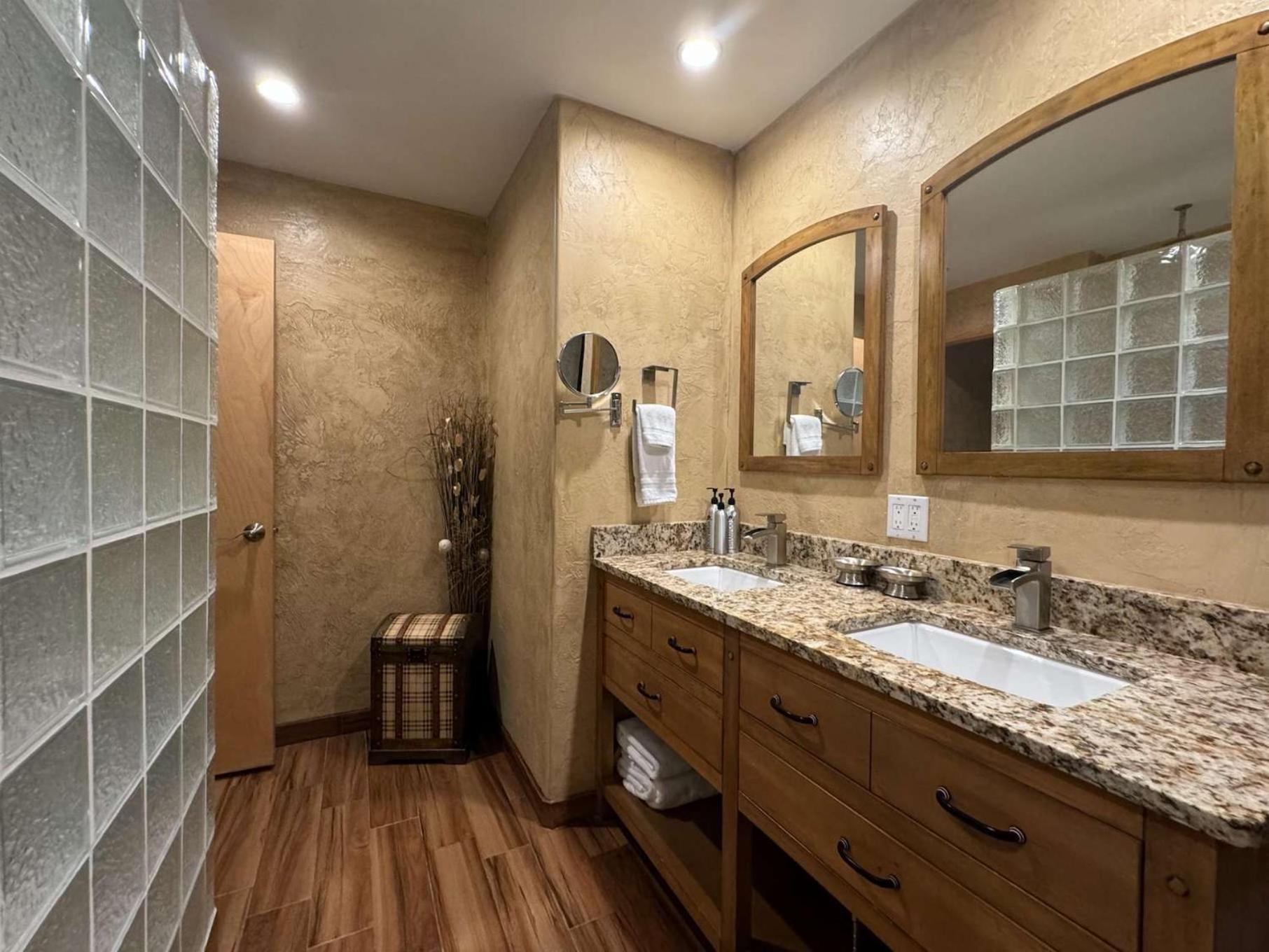 Location In The Heart Of Lions Head, Lockers, Jacuzzi And Pool Apartment
