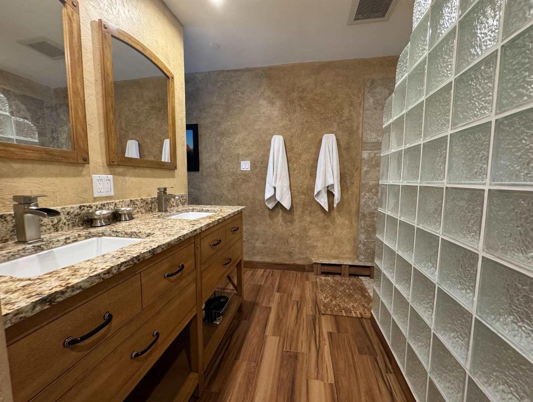 Location In The Heart Of Lions Head, Lockers, Jacuzzi And Pool